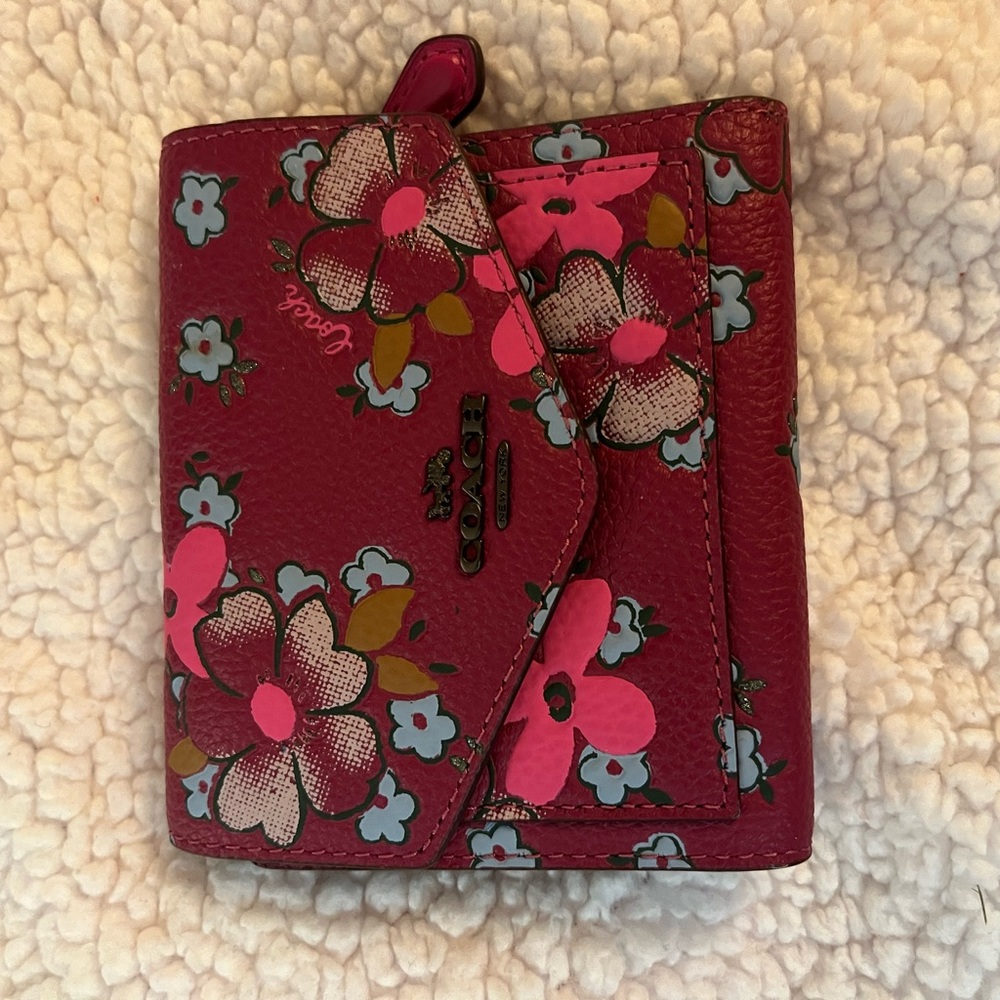 Brand new Coach wallet. Never been used.
